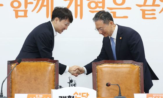 악수하는 이준석 대표와 정성호 장관