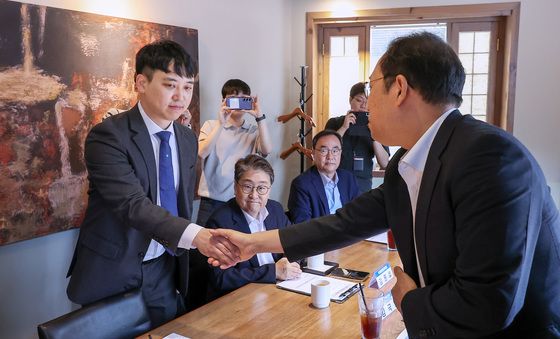 인사하는 한성존 대한전공의협의회 비대위원장·김국일 정책관