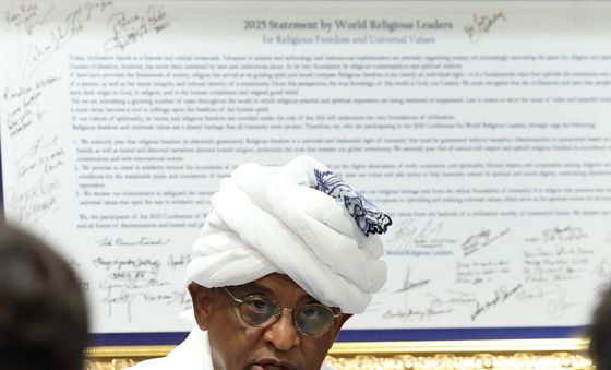 모두 발언하는 타지 하마트 UPF 세계회장