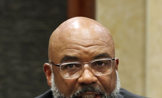 발언하는 로날드 토마스 주니어 주교