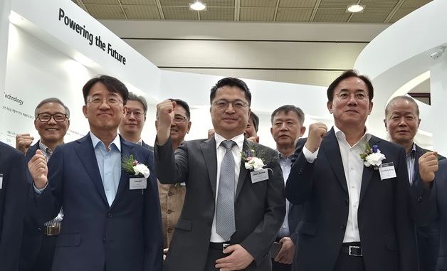 K-디스플레이 2025 찾은 이청 삼성디스플레이 사장과 정철동 LG디스플레이 사장