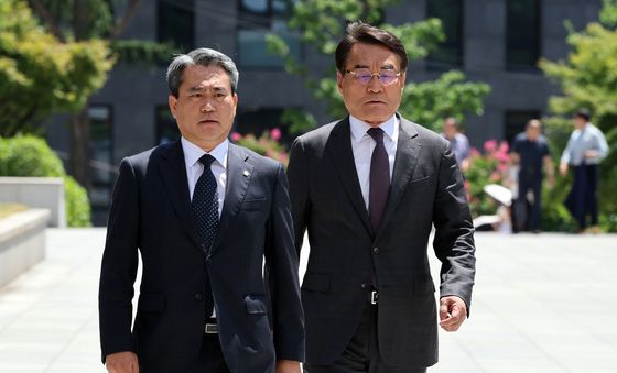 기자회견 위해 발걸음 옮기는 尹 변호인단