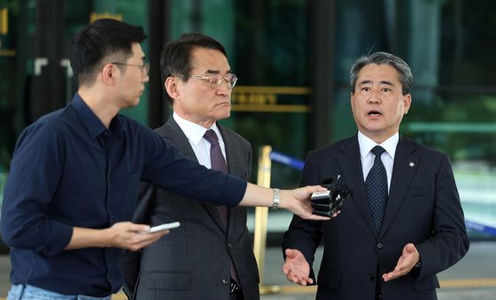 특검 체포영장 집행 관련 기자회견하는 尹 전 대통령 변호인단