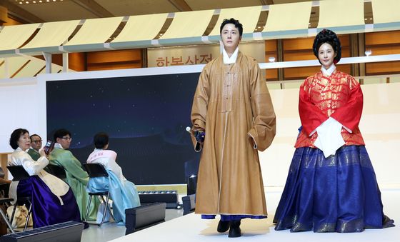한복 패션쇼 나선 정일우와 유리