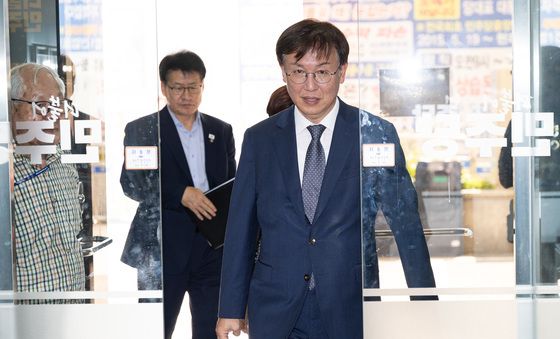 더불어민주당 윤리심판원 회의 들어서는 한동수 윤리심판원장