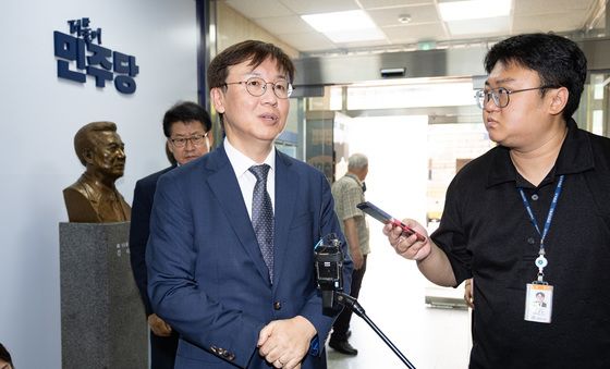 취재진 질문 답하는 한동수 민주당 윤리심판원장