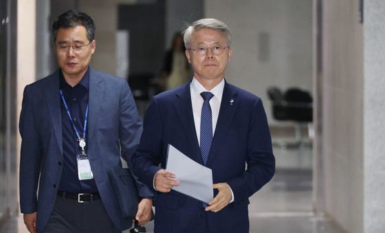 검찰개혁 관련 당·정·대 협의 참석하는 민형배 위원장