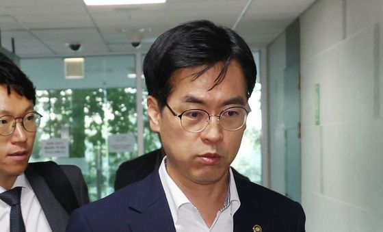 검찰개혁 관련 당·정·대 협의 참석하는 김민재 차관