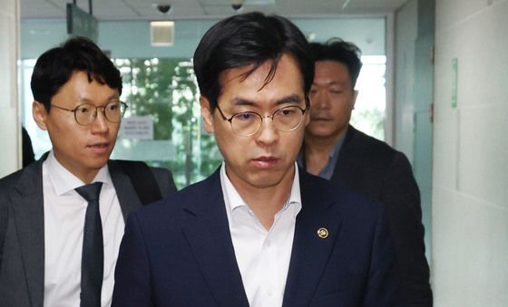 검찰개혁 관련 당·정·대 협의 참석하는 김민재 차관