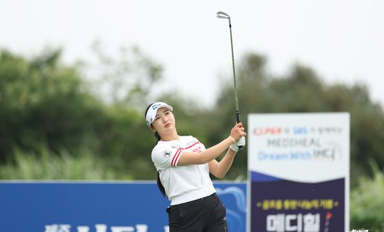 아이언 티샷 치는 박혜준