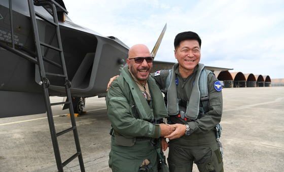 공군참모총장, UAE 국방차관과 우정비행