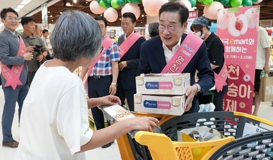 이마트에서 '영천 복숭아 축제' 홍보하는 최기문 영천시장
