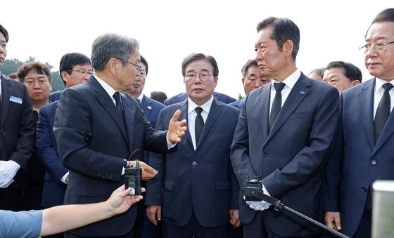 '동호' 묘역 찾은 정청래 대표