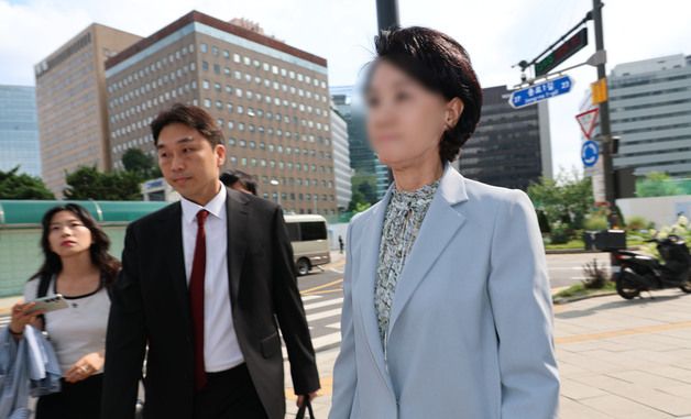 특검 출석하는 통일교 총재 비서실장