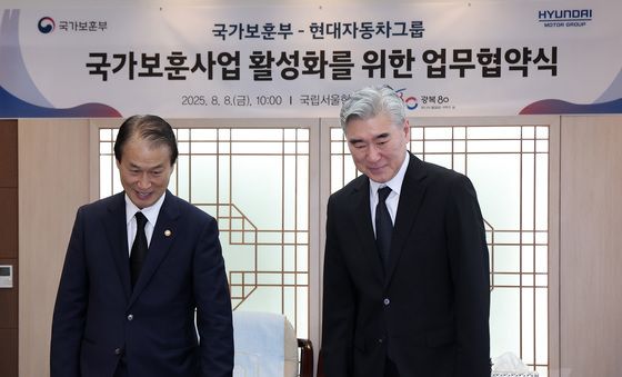 착석하는 권오을 보훈부 장관·성김 현대차 사장