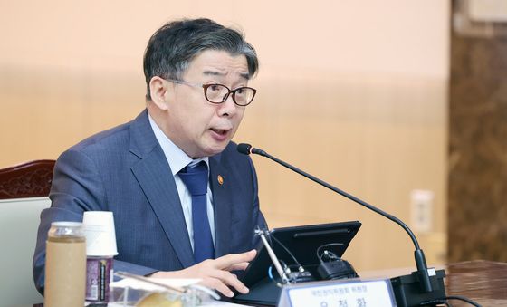 인사말하는 유철환 위원장