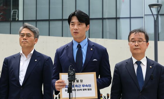 고발장 제출 기자회견 하는 더불어민주당