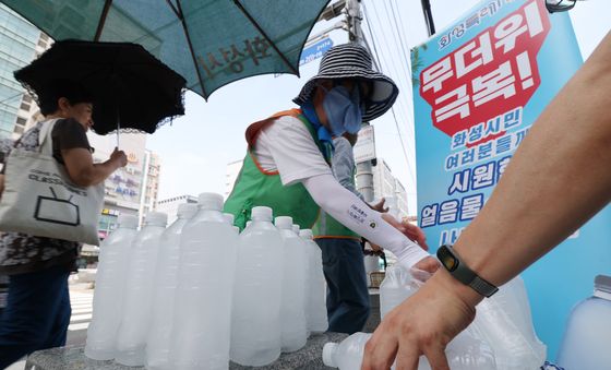 '무더위 극복! 얼음물 무료로 가져가세요'