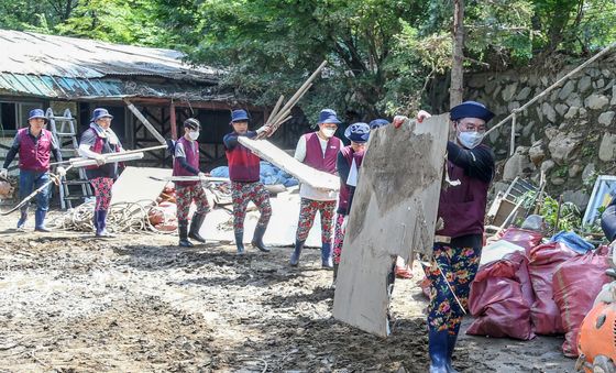 수해지역 피해복구에 구슬땀 흘리는 SR 사랑트레인 봉사단