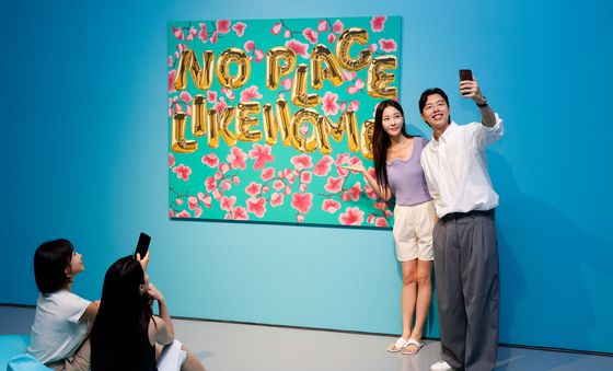 '조엘 메슬러 작품 앞에서 찰칵'