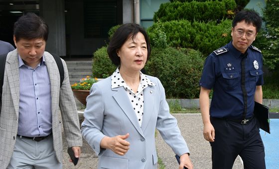 서울구치소 나서는 추미애 법사위원장