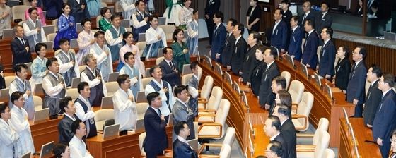 한복과 상복으로 대비된 국회 개회식