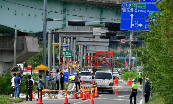 도로 통제된 포항 LNG 가스 누출 현장