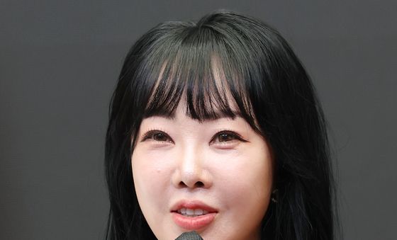취재진 질문에 답하는 목지원 대표