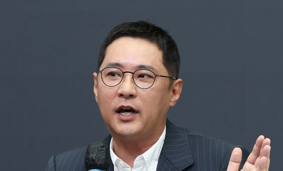 취재진 질문애 답하는 박권영 대표