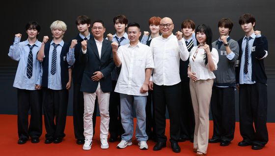 관계자와 기념 촬영하는 유어즈