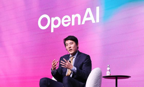 질문에 답하는 제이슨 권 오픈AI CSO