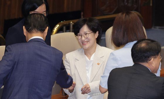 인사나누는 원민경 신임 여가부 장관