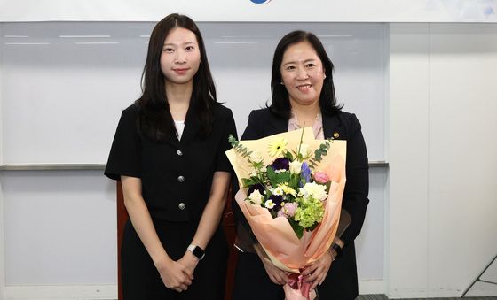 꽃다발 받는 신영숙 여성가족부 차관