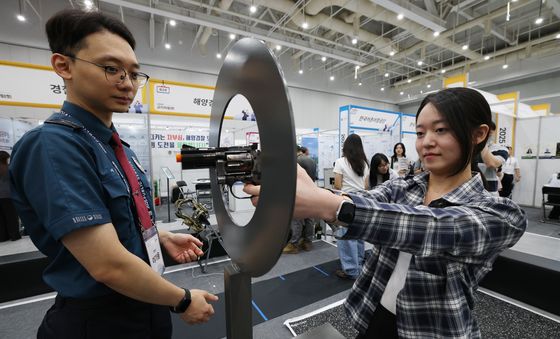 경찰 체험하는 관람객들