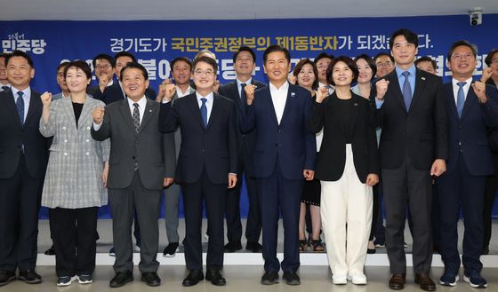 기념촬영하는 김동연 경기도지사와 정청래 더불어민주당 대표