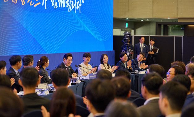 박수 받는 이재명 대통령