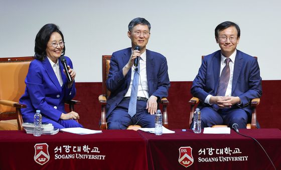 문형배 전 권한대행, 박영선 전 장관·한동수 전 감찰부장과 질의답변