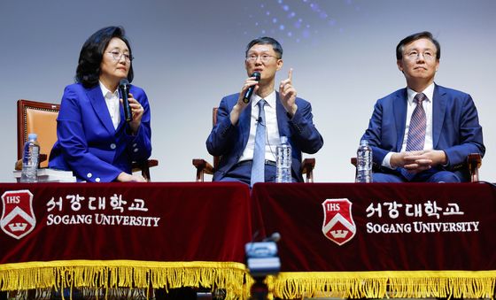 질문에 답하는 문형배 전 헌재소장 권한대행