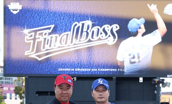 '은퇴 투어' 오승환, 이범호 감독과 함께