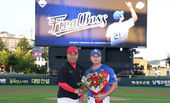 이범호 감독과 악수하는 오승환