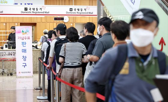 '李대통령 취임 100일 기념우표 구입 위해'