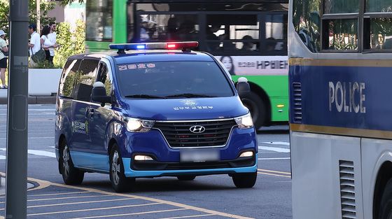 김건희 특검 사무실 향하는 이기훈 부회장 호송차량