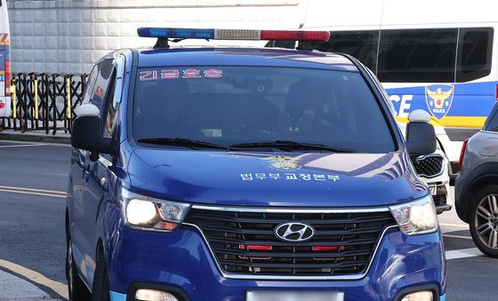 김건희 특검 사무실 향하는 이기훈 부회장 호송차량