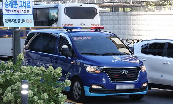 이기훈 부회장 탑승 호송차, 김건희 특검 사무실 도착