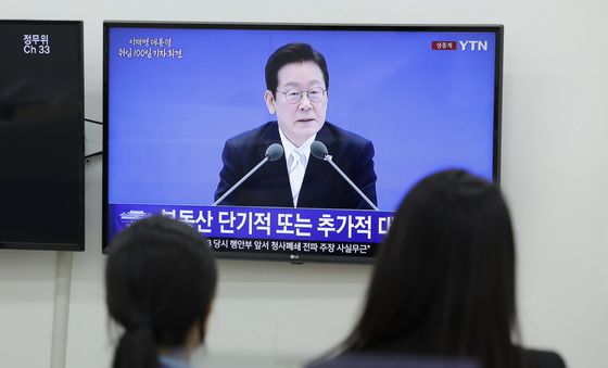 李대통령 100일 기자회견 보는 與 당직자들