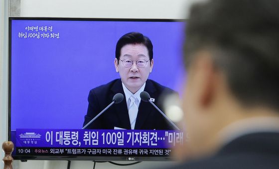 李대통령 기자회견 보는 與