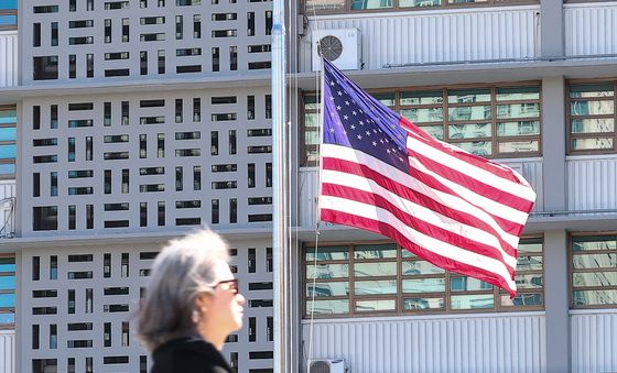 조기 게양된 미국대사관