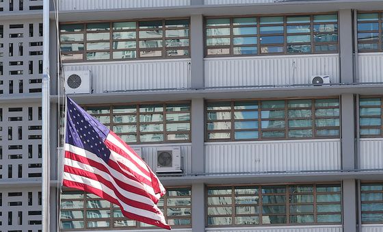 조기 게양된 미국대사관