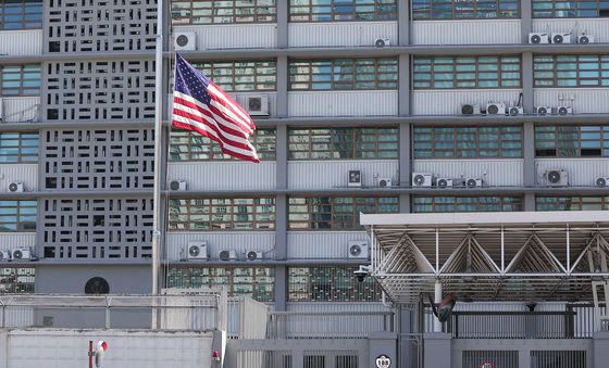 조기 게양된 미국대사관