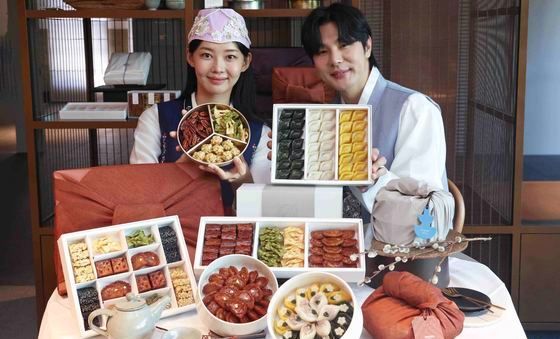 신세계百, 한국의 맛과 멋 담은 추석 선물 세트 처음 선보여